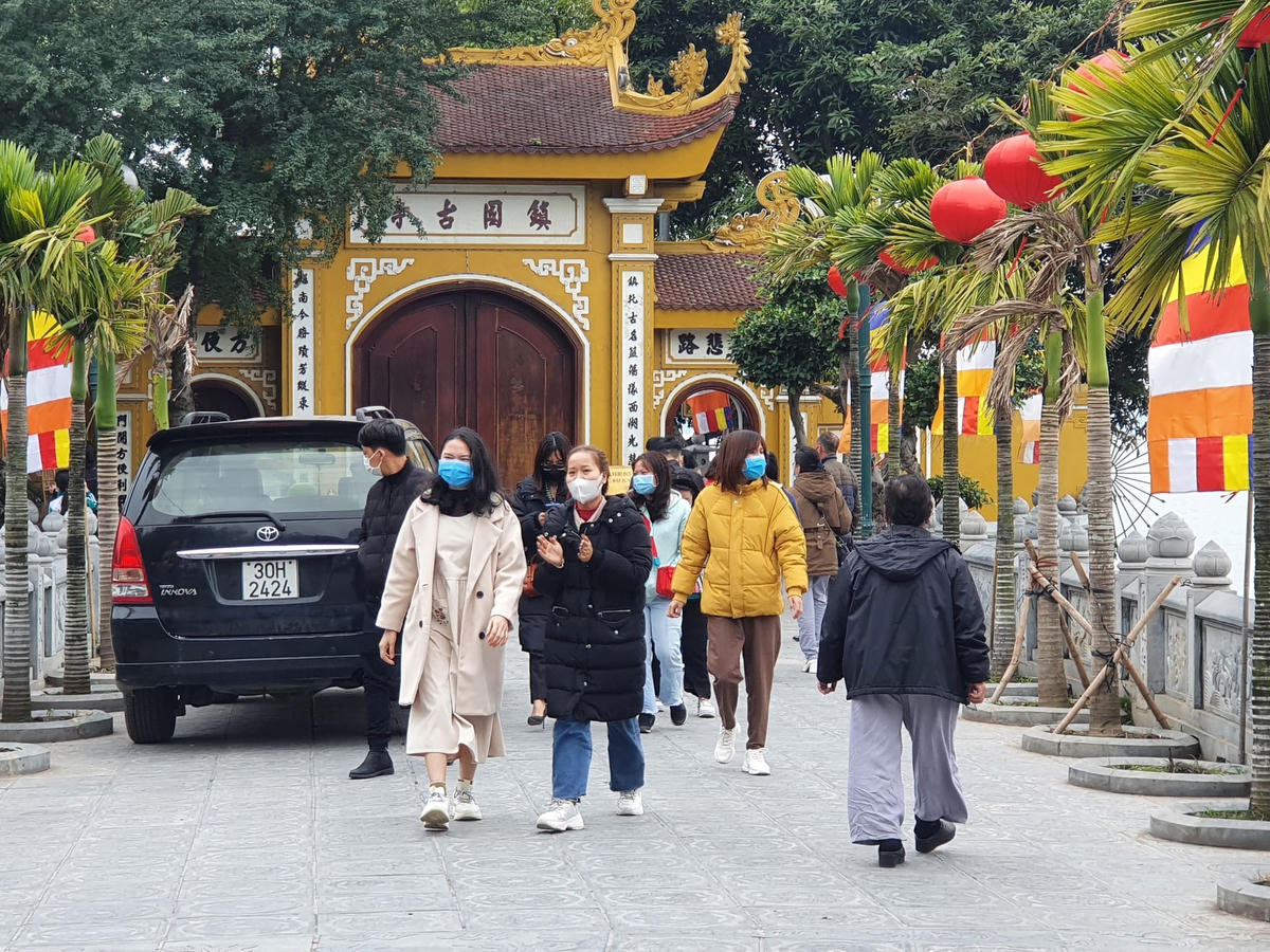 Ghi nhận của PV Đại Đoàn Kết Online sáng 15/2 (Rằm tháng Giêng ÂL), nhiều đền chùa, cơ sở thờ tự tại Thủ đô trở nên nhộn nhịp, nô nức người dân đi lễ đầu năm.