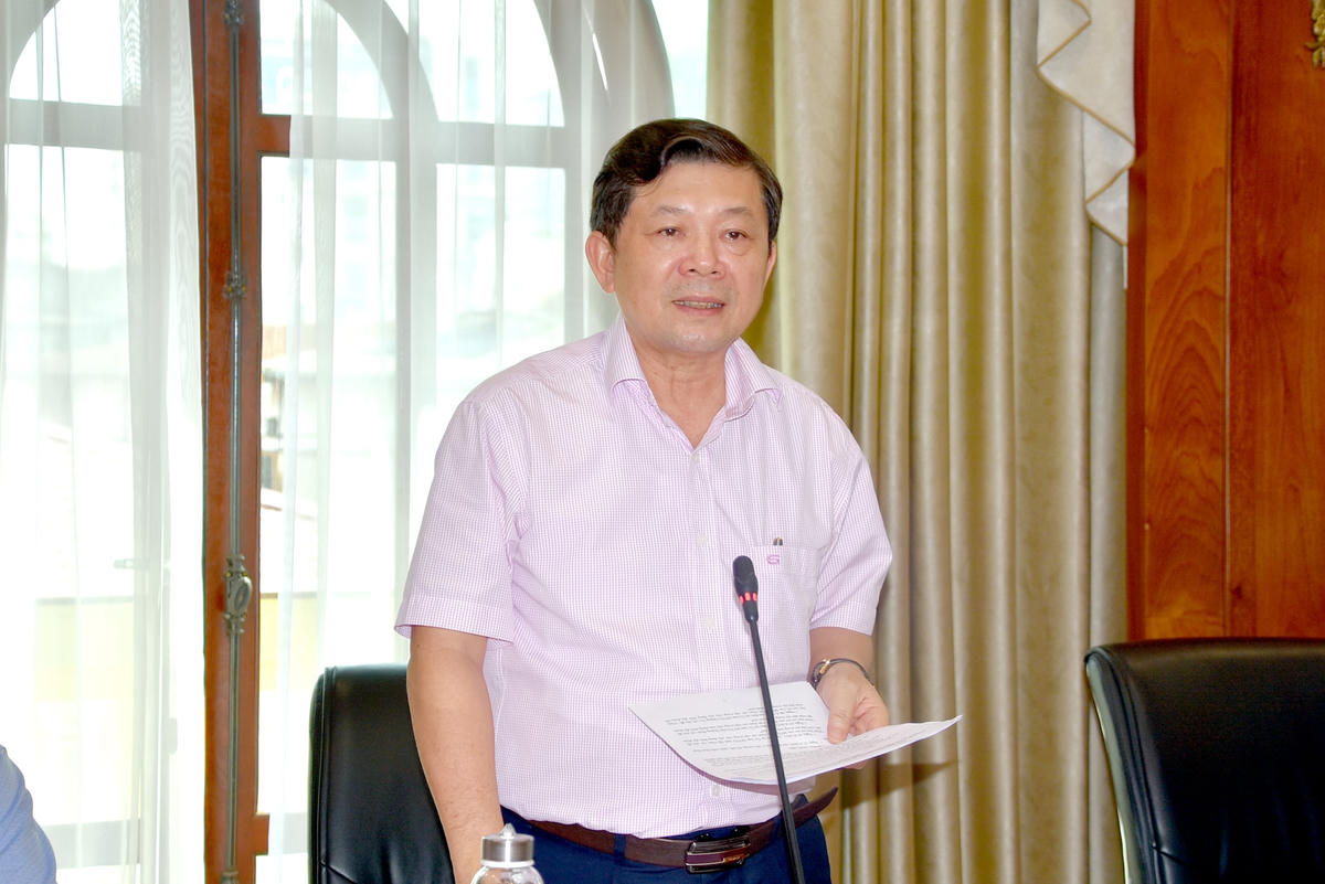 Phó Chủ tịch Nguyễn Hữu Dũng báo cáo tóm tắt nội dung đề tài tại Hội nghị.