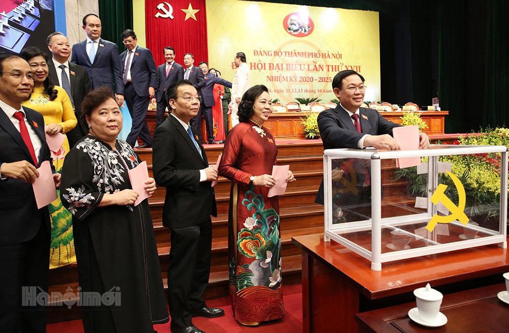 Bí thư Thành ủy Hà Nội Vương Đình Huệ  và các đại biểu bỏ phiếu bầu Ban Chấp hành Đảng bộ thành phố khóa XVII. Nguồn: Hanoimoi.