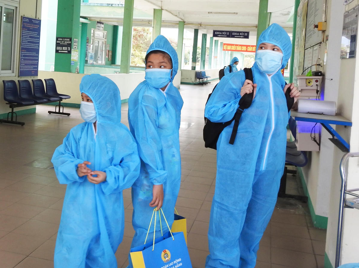 Bệnh nhi 6 tuổi và 10 tuổi là 2 chị em ruột được công bố khỏi bệnh, cho ra viện sáng 3/6. Ảnh Thanh Tùng.