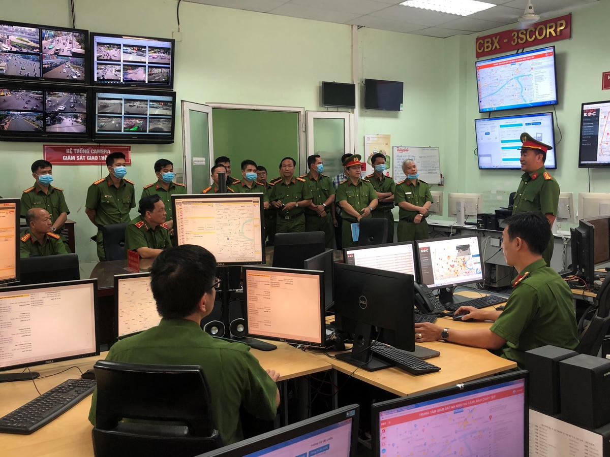 Đại biểu tham quan Trung tâm Thông tin chỉ huy thuộc Phòng Cảnh sát PCCC-CNCH (Công an TP HCM).