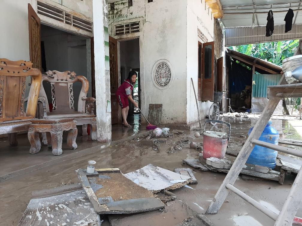 Bùn non nhuộm đầy vật dụng trong nhà.