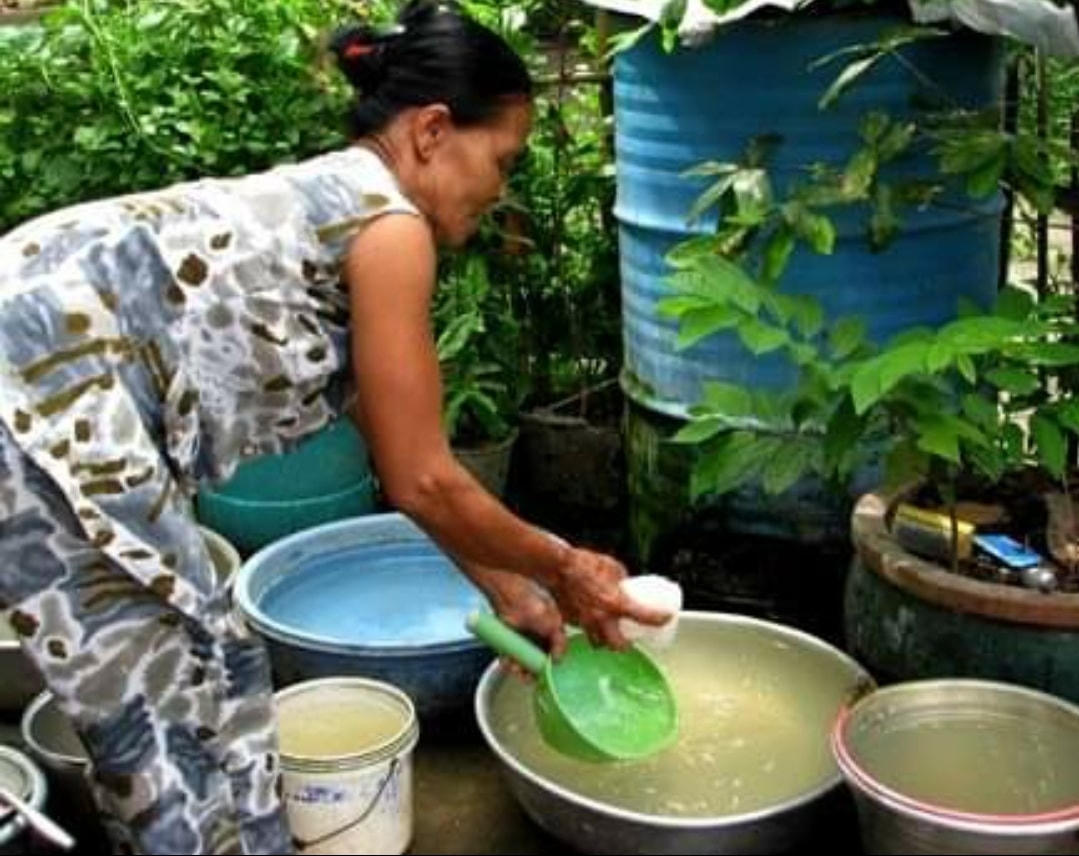 Sau bão lũ cần vệ sinh khử trùng sạch nguồn nước.