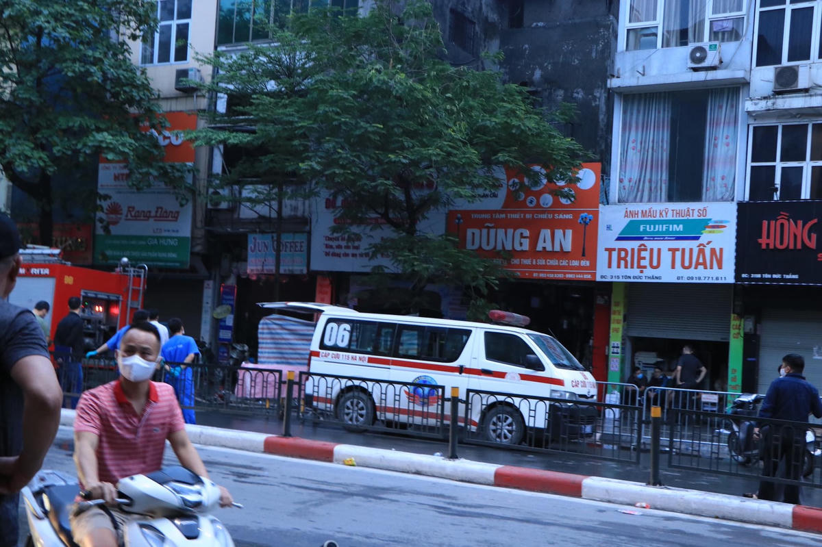 Hà Nội: Cháy lớn ở cửa hàng đồ sơ sinh, nghi có người tử vong