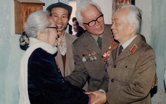Đại tướng Võ Nguyên Giáp thăm nhà giáo Phan Thị Xuân Trà nhân dịp bà được nhận Bằng Gia đình có công với cách mạng năm 1992.
