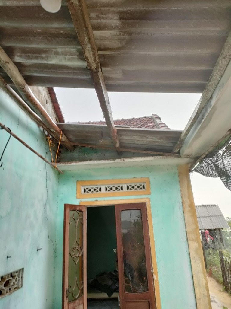 Nhà dân bị tốc mái ngói.