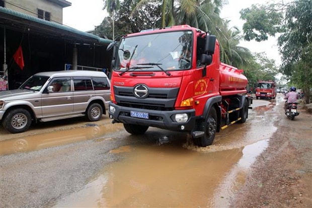 Các phương tiện xe cứu hộ xuất phát đi làm nhiệm vụ. (Ảnh: TTXVN).