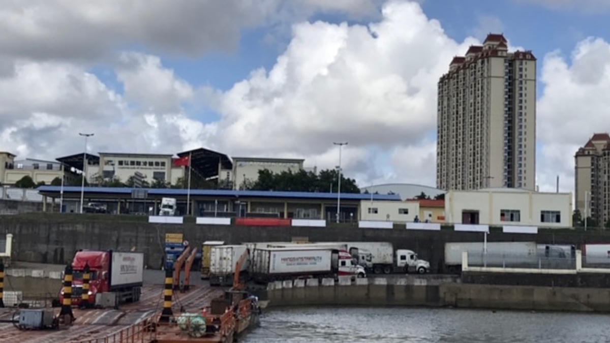 Xe xếp chật bến bãi, tràn cả ra đường đi vào cảng.