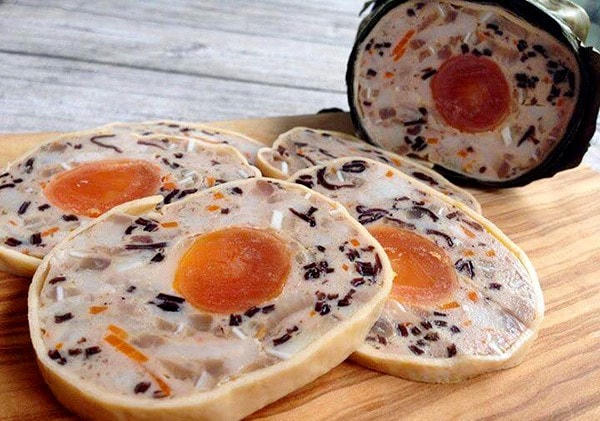 Cuộn chả hoa ngũ sắc phải thật chặt tay để giò khi ăn được giòn và chắc, không bị rơi rụng nhân.