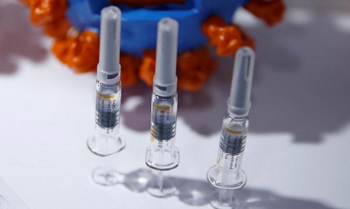  Các liều vaccine Covid-19 được Sinovac trưng bày tại hội chợ hôm 5/9. Ảnh: Reuters.