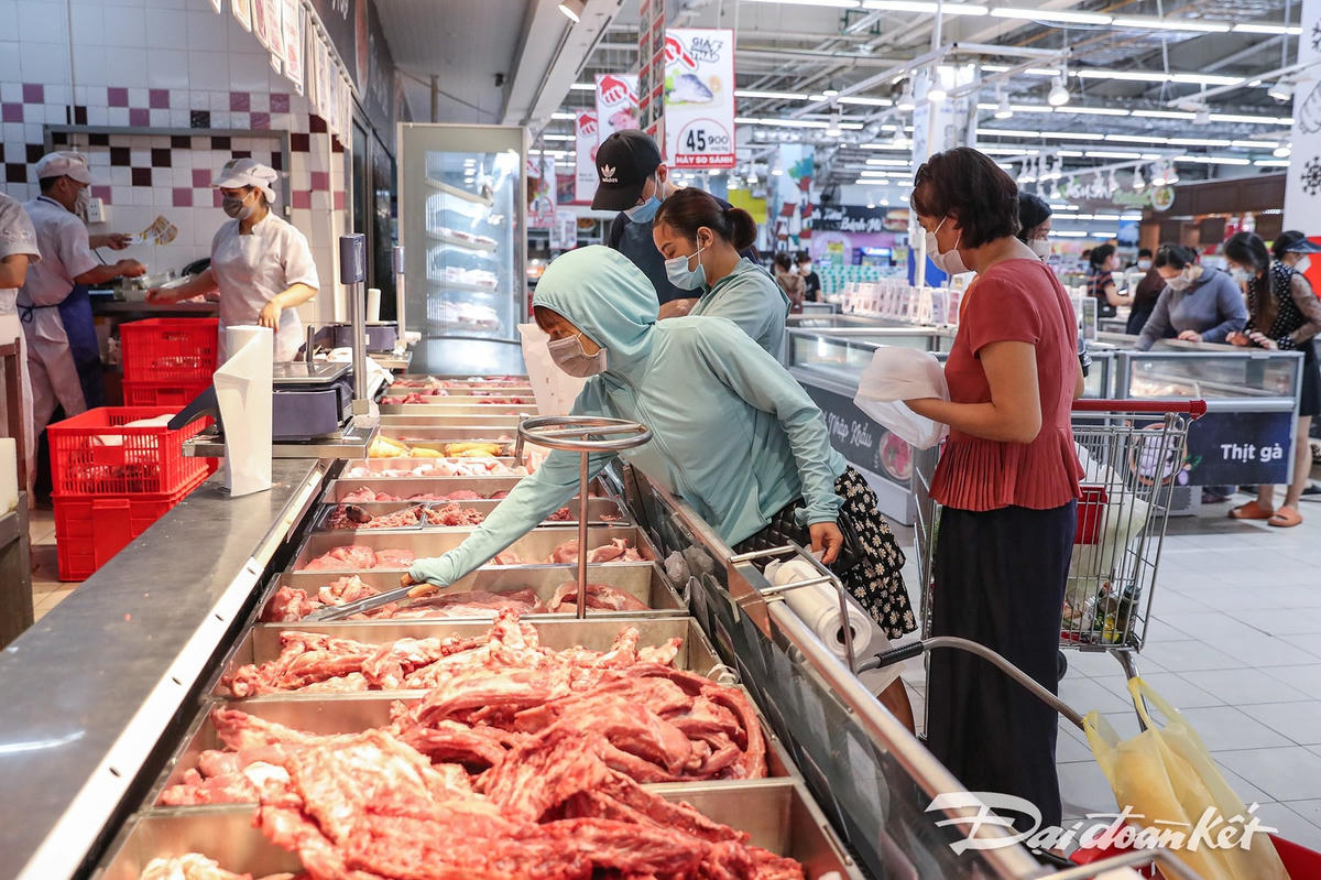 [ẢNH] Thực phẩm, đồ thiết yếu sẵn hàng, người dân Thủ đô không nên tích trữ