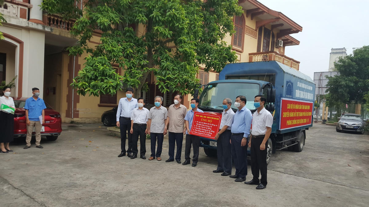 Lãnh đạo Tỉnh ủy, HĐND, UBND, Ủy ban MTTQ Việt Nam tỉnh Nam Định trao biển hỗ trợ mộ số tỉnh miền Nam trước giờ xe khởi hành, mang theo tình cảm, trách nhiệm của Đảng bộ, chính quyền, nhân dân địa phương.