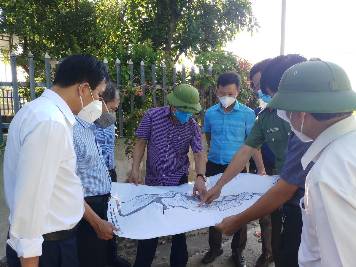 Phó Chủ tịch tỉnh Hà Tĩnh Lê Ngọc Châu chỉ đạo triển khai công tác chống dịch tại Cẩm Xuyên.