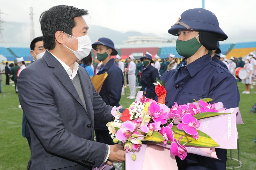 Ông Nguyễn Tường Văn, Phó Bí thư Tỉnh ủy, Chủ tịch UBND tỉnh tặng hoa chúc mừng, động viên tân binh. Ảnh: QMG.