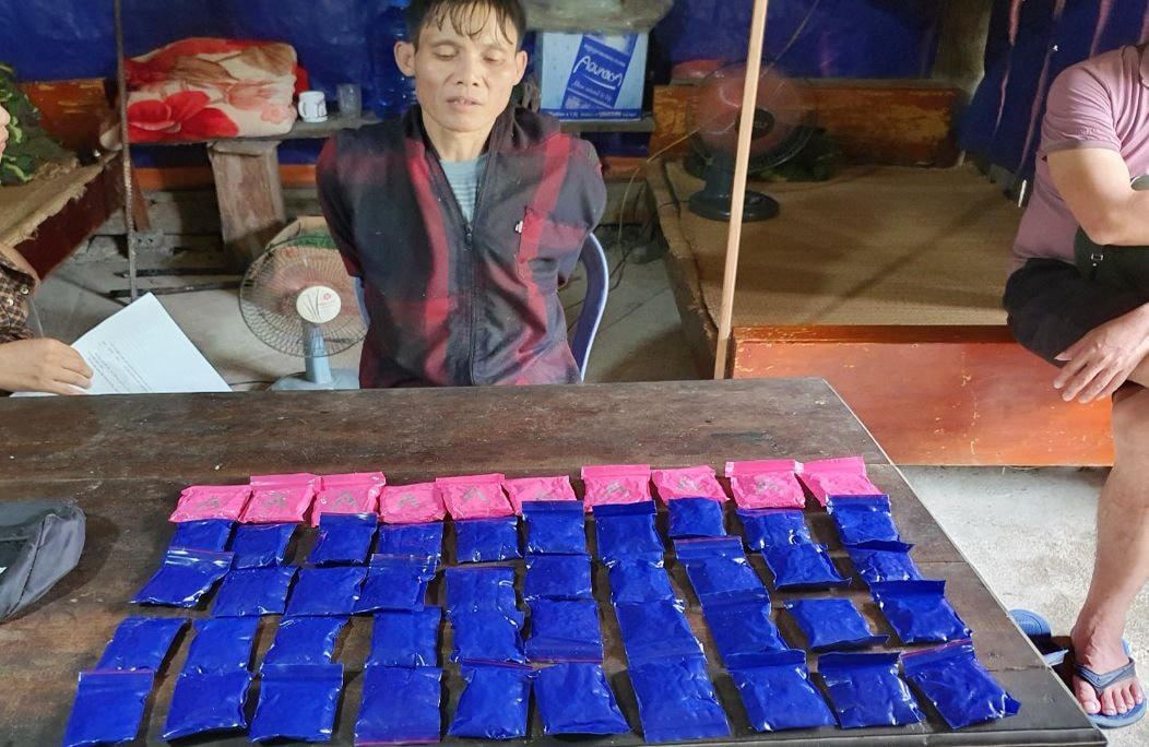 Đối tượng Ngân Văn Đức cùng 1000 viên má túy tại cơ quan điều tra.
