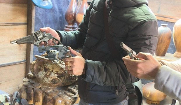 Số súng tại nhà Luân bị công an thu giữ. Nguồn: Zing.  