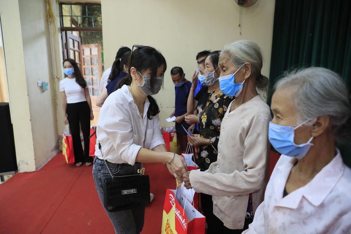 Những suất quà được Báo Đại Đoàn Kết chuyển đến người nghèo khó trên địa bàn xã Hoà Chính.
