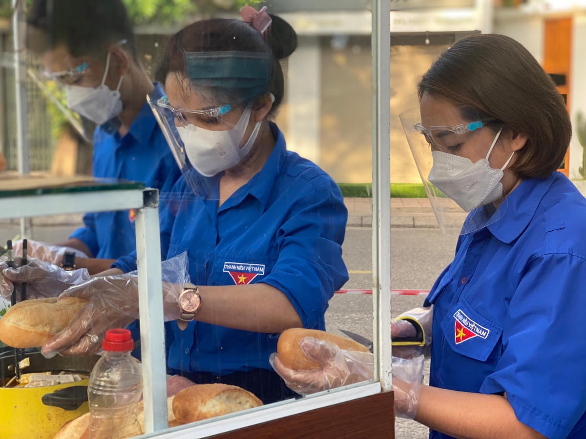 Đây là khu vực đang trong thời gian bị phong tỏa tạm thời do liên quan đến bệnh nhân Covid-19, khiến người nhà và bệnh nhân không thể đi lại để mua thức ăn.