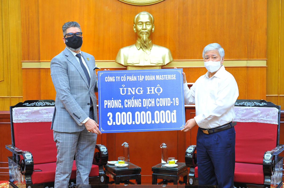 Bí thư Trung ương Đảng, Chủ tịch UBTƯ MTTQ Việt Nam Đỗ Văn Chiến tiếp nhận ủng hộ.