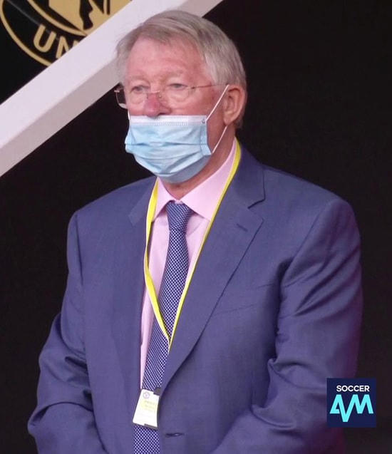 Sir Alex đeo khẩu trang chưa đúng khi tới cổ vũ đội bóng cũ. Ảnh: Twitter.  