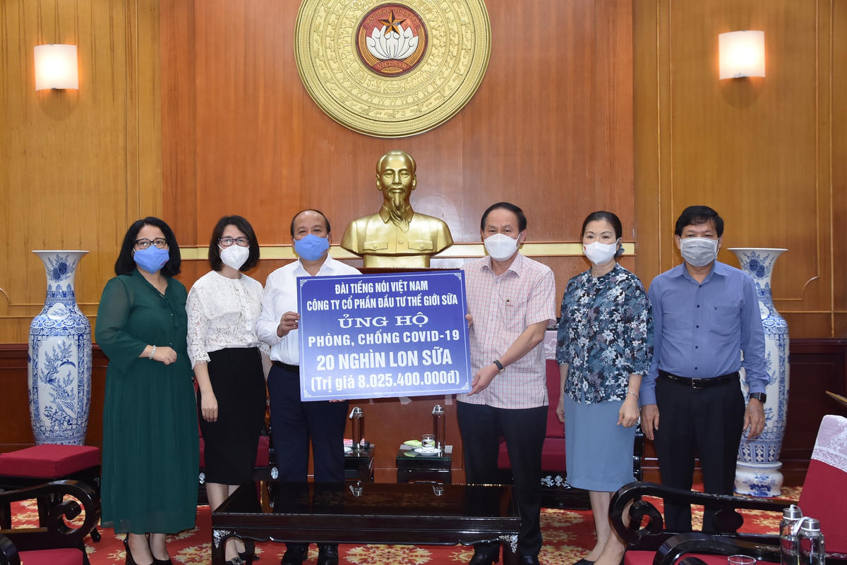 Phó Chủ tịch - Tổng Thư ký Lê Tiến Châu tiếp nhận ủng hộ phòng, chống Covid-19.
