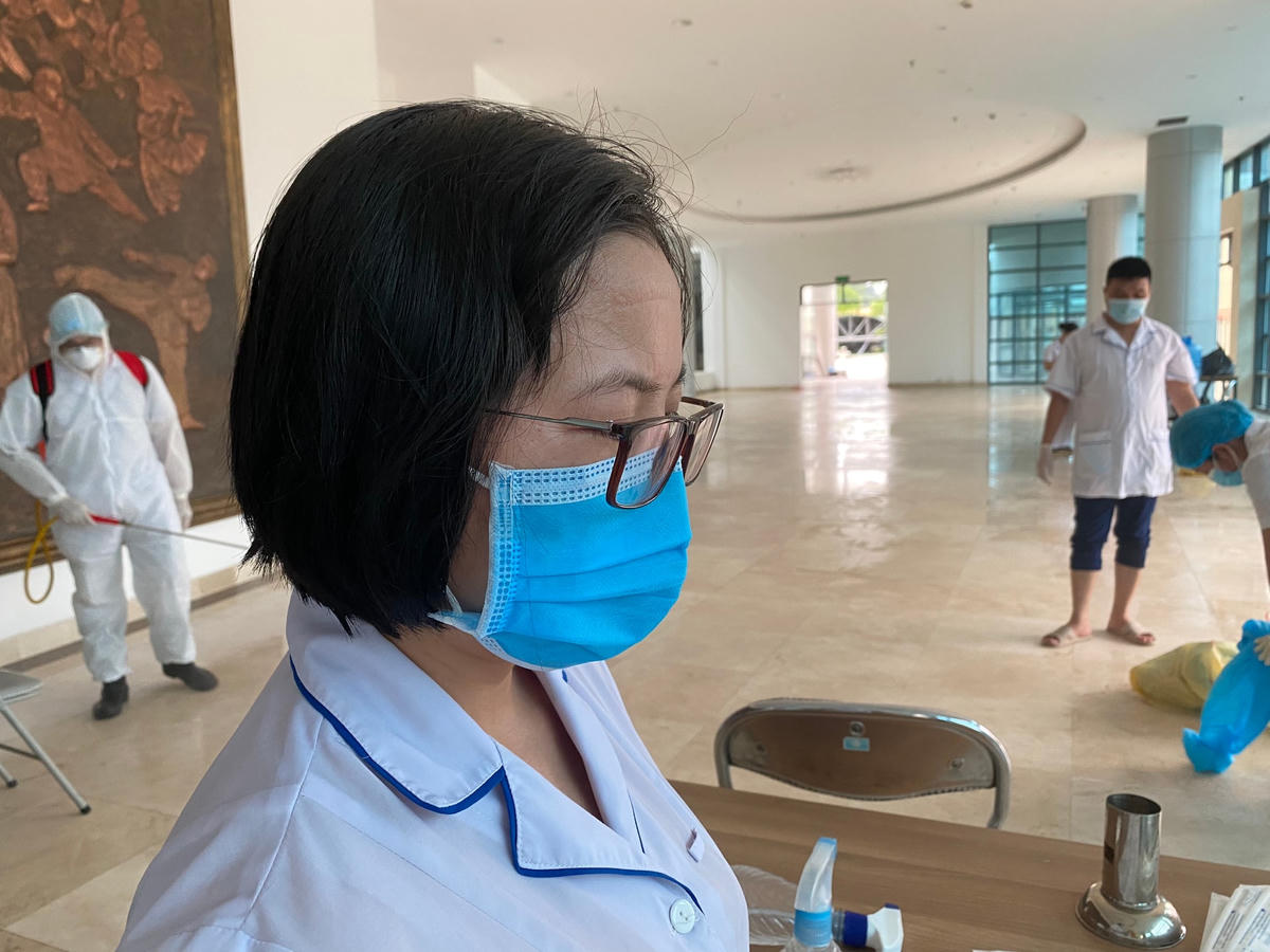 Những nếp hằn trên gương mặt chị em sau khi cởi đồ bảo hộ. Ảnh: Lan Anh.