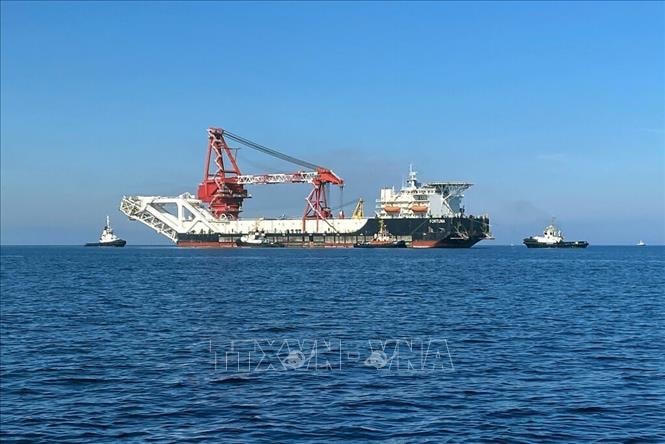 Tàu Fortuna của Nga tham gia lắp đặt đường ống trong dự án Dòng chảy phương Bắc 2. Ảnh tư liệu: Reuters/TTXVN.