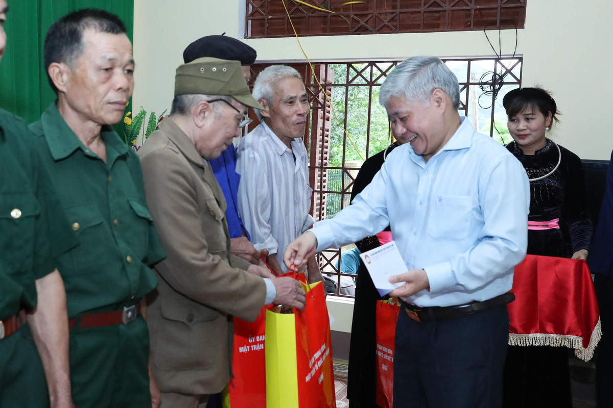 [ẢNH] Chủ tịch UBTƯ MTTQ Việt Nam Đỗ Văn Chiến thăm và làm việc tại Tuyên Quang