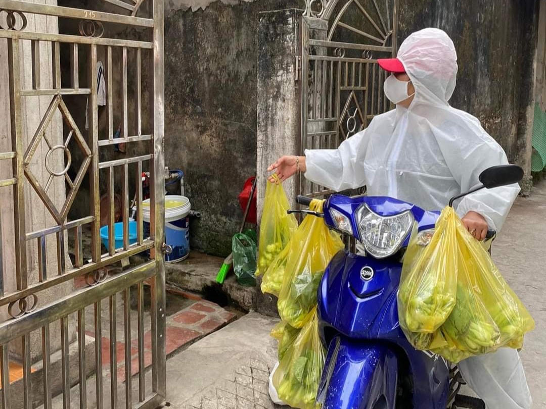 Các tình nguyện viên, học sinh, sinh viên tại Trường Cao đẳng Y Thanh Hoá đưa rau tới các hộ dân trong khu vực bị phong toả.