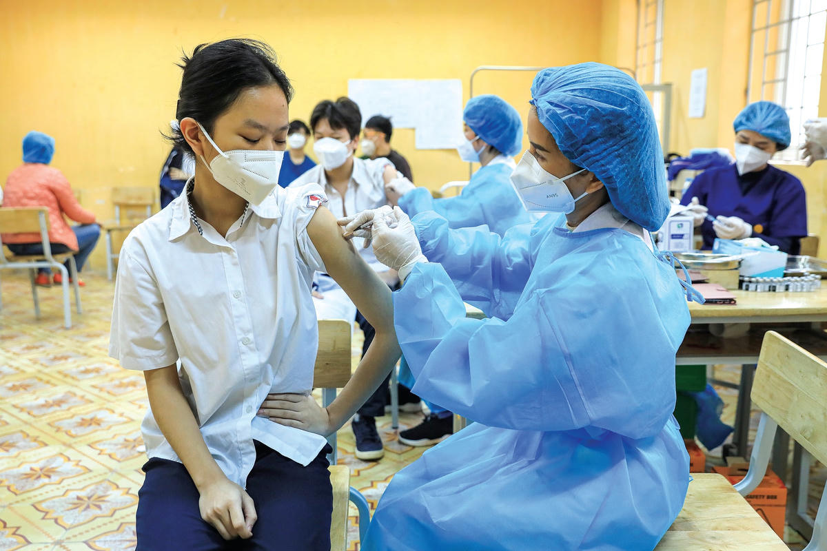 Tiêm vaccine để bảo đảm an toàn cho trẻ ở mức cao nhất. Ảnh: Quang Vinh