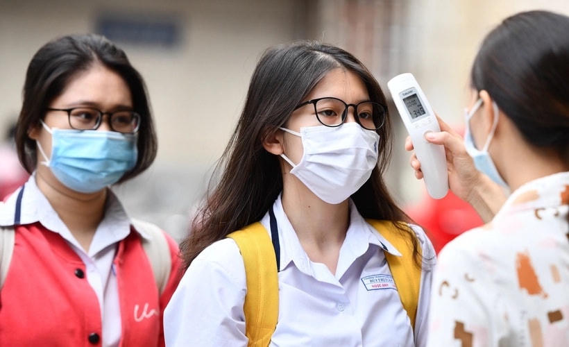 Thí sinh đo thân nhiệt trước khi vào thi. (Ảnh minh họa).