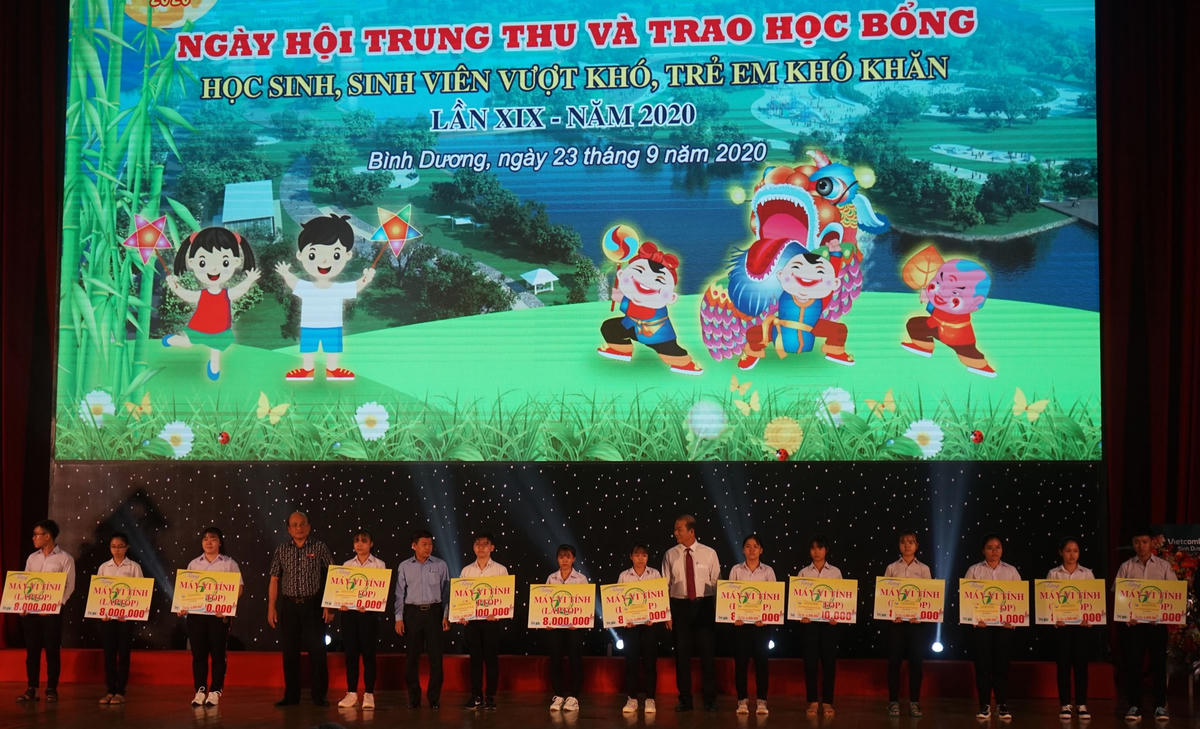 Những phần học bổng được trao cho các em học sinh có hoàn cảnh khó khăn