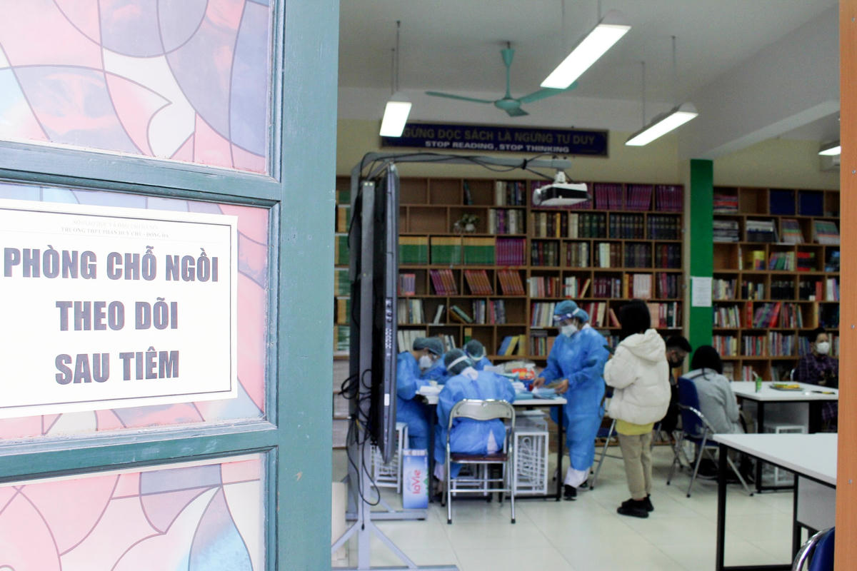Sau khi tiêm, học sinh được theo dõi sức khỏe ở phòng chờ.