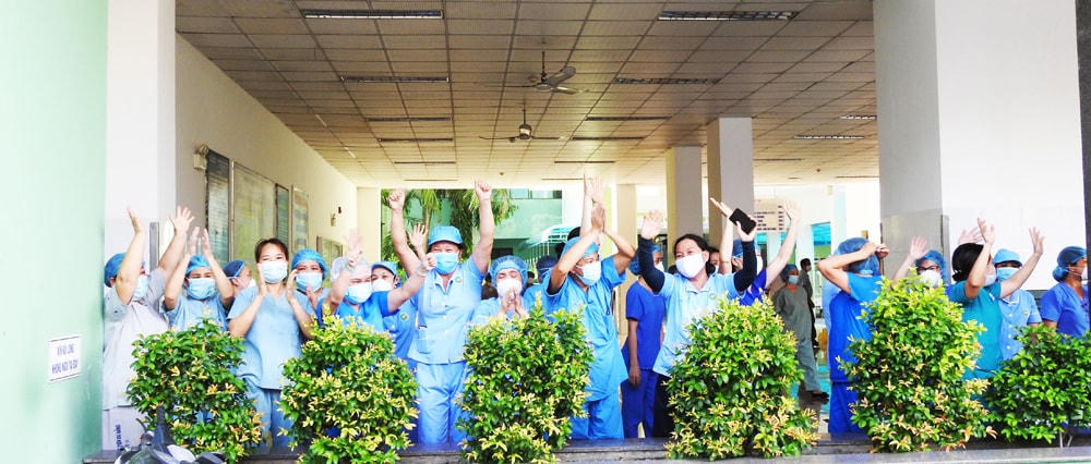 Nhân viên y tế Bệnh viện vui mừng sau lệnh dỡ bỏ cách ly. Ảnh: Thanh Tùng.