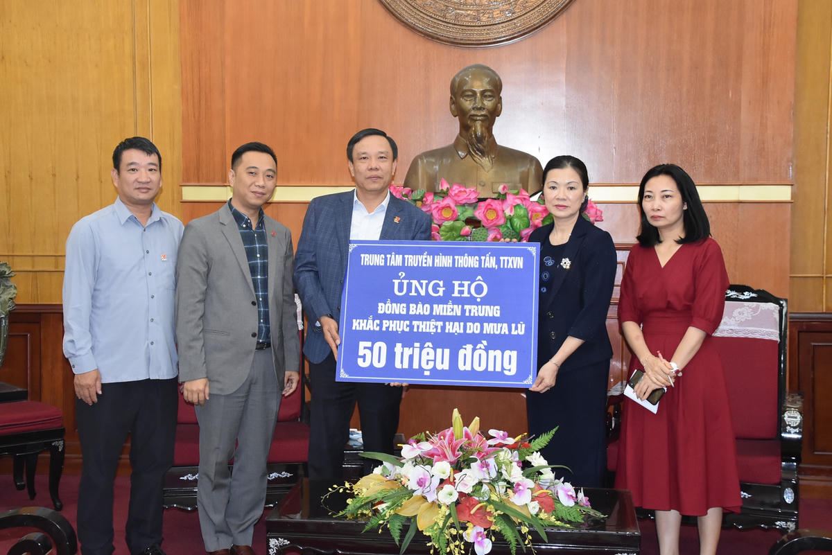 Phó Chủ tịch Trương Thị Ngọc Ánh tiếp nhận ủng hộ từ Trung tâm truyền hình Thông tấn, TTXVN.