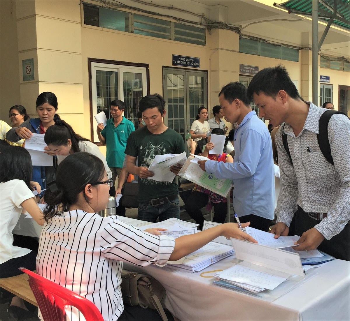 Người dân TP HCM đến làm thủ tục nhận chi trả hỗ trợ do ảnh hưởng bởi dịch bệnh Covid-19.