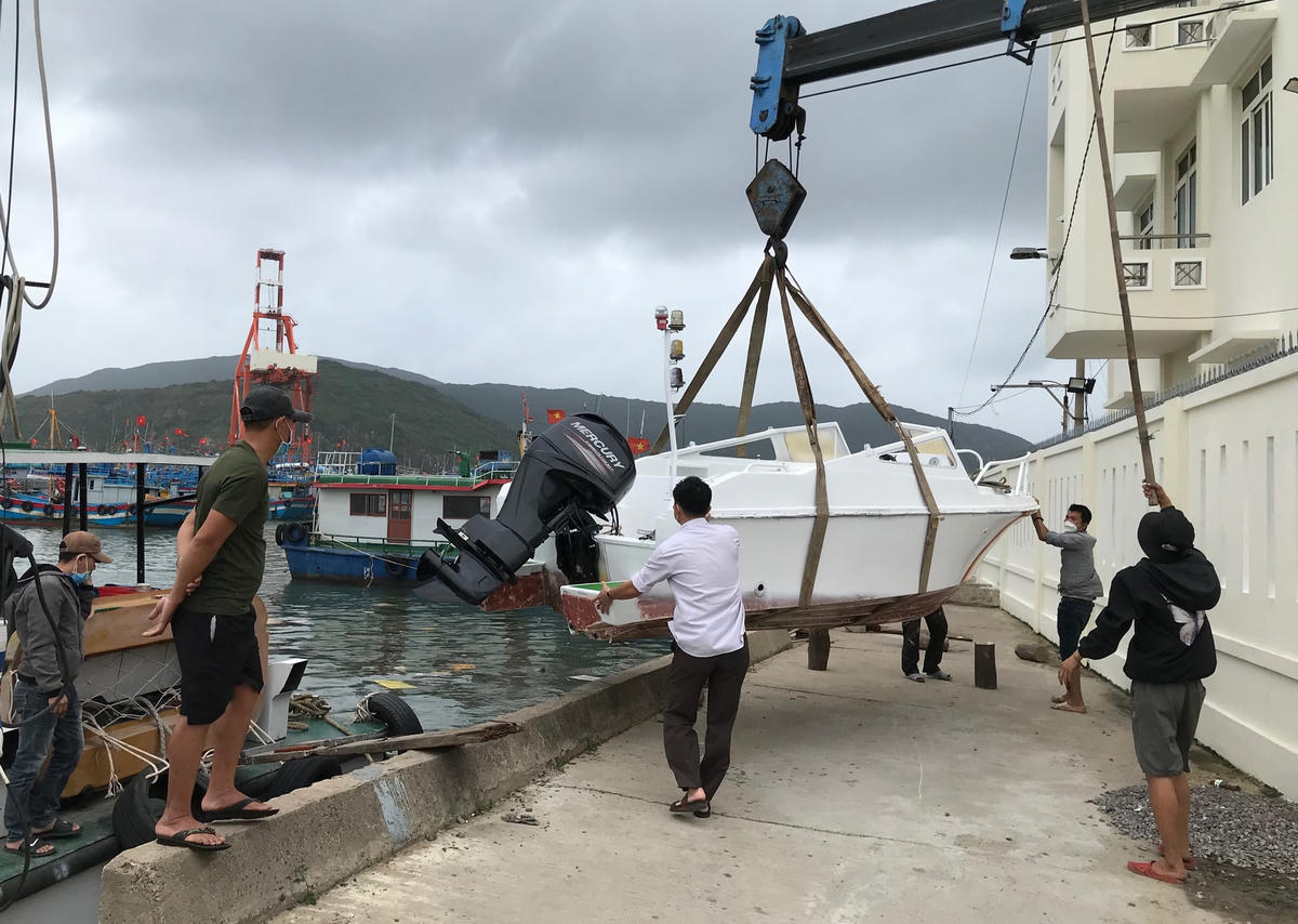 Lực lượng chức năng TP Quy Nhơn (Bình Định) chuẩn bị phương tiện phục vụ công tác tuần tra và tìm kiếm-cứu hộ trước bão số 9.