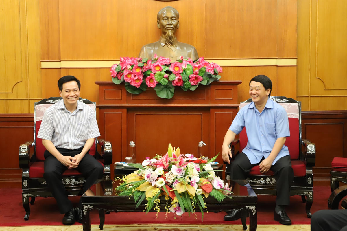 Phó Chủ tịch – Tổng Thư ký Hầu A Lềnh trò chuyện cùng GS. TSKH Nguyễn Thế Hoàng, Phó Giám đốc Bệnh viện Trung ương Quân đội 108. Ảnh: Trung Quân.