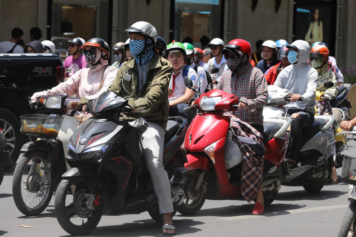 Người dân cần thực hiện nghiêm túc đeo khẩu trang khi ra nơi công cộng. Ảnh: Quang Vinh.