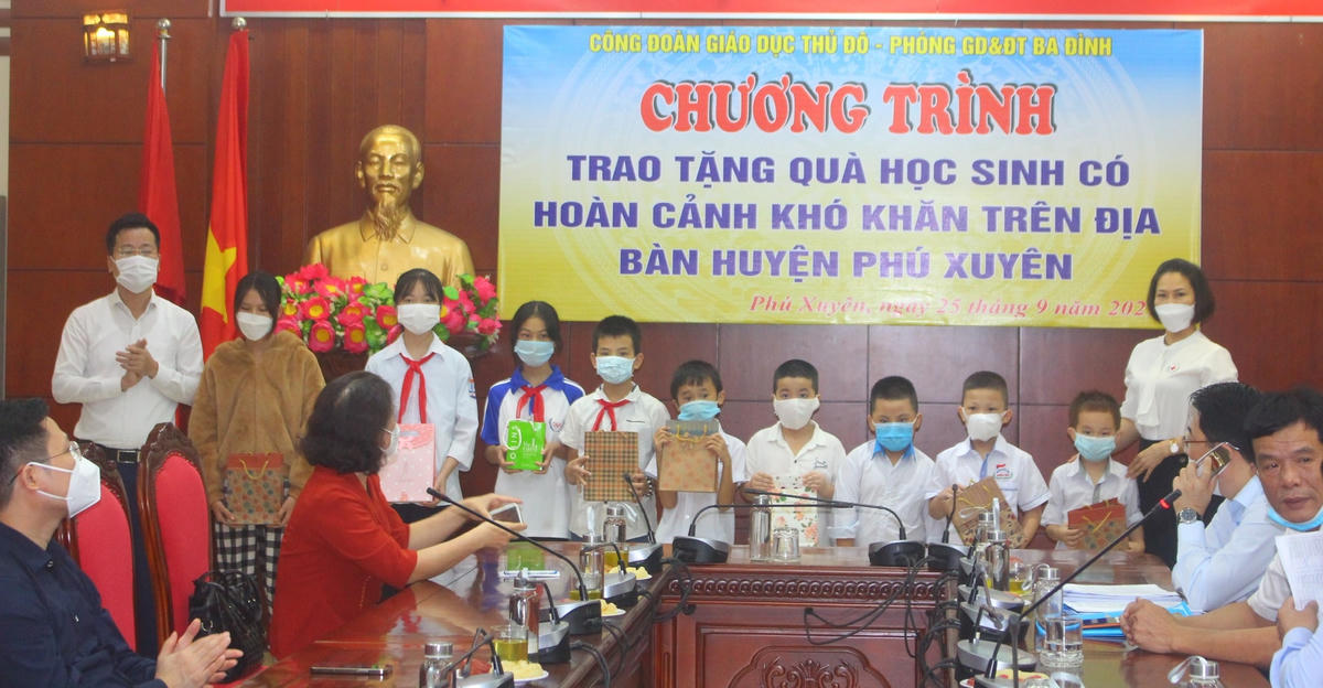 Phòng GDĐT quận Ba Đình cùng Hội Chữ thập đỏ quận trao tặng thiết bị học tập cho học sinh khó khăn huyện Phú Xuyên.