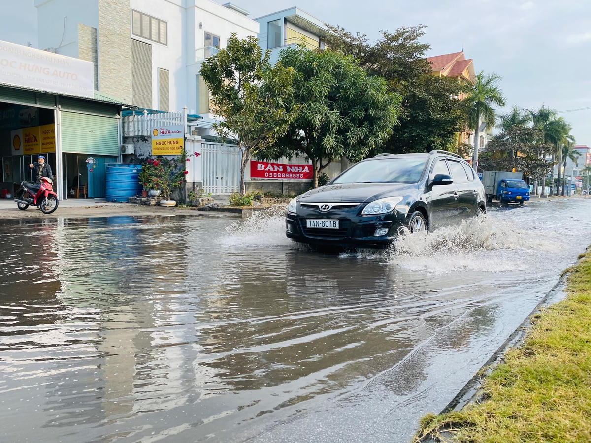 Nhiều chủ phương tiện phải "cắn răng chịu đựng" di chuyển qua vùng nước mặn.