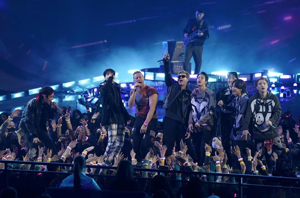 Coldplay và BTS kết hợp với ca khúc "My Universe".
