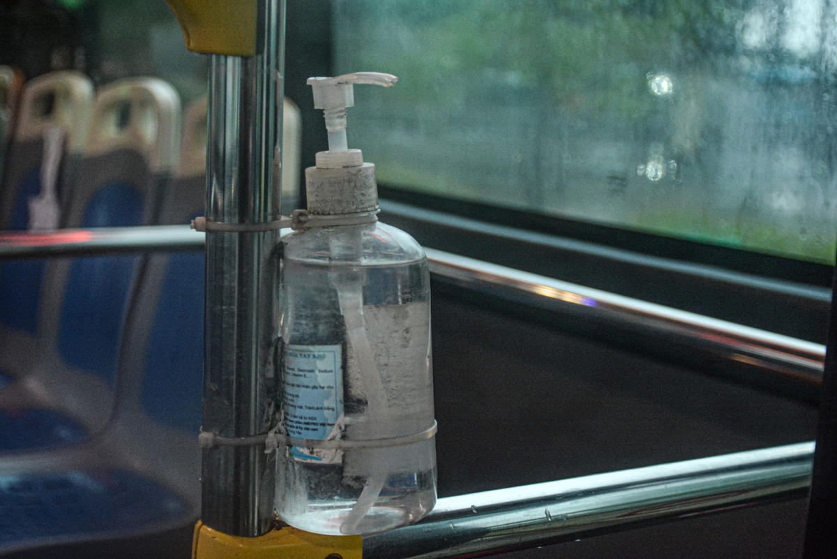 Trên mỗi chiếc xe đều được trang bị cồn sát khuẩn đảm bảo nguyên tắc 5K của Bộ Y tế.