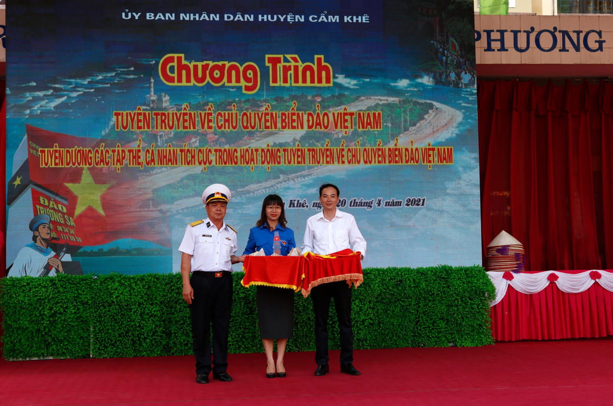 Trao quà lưu niệm.