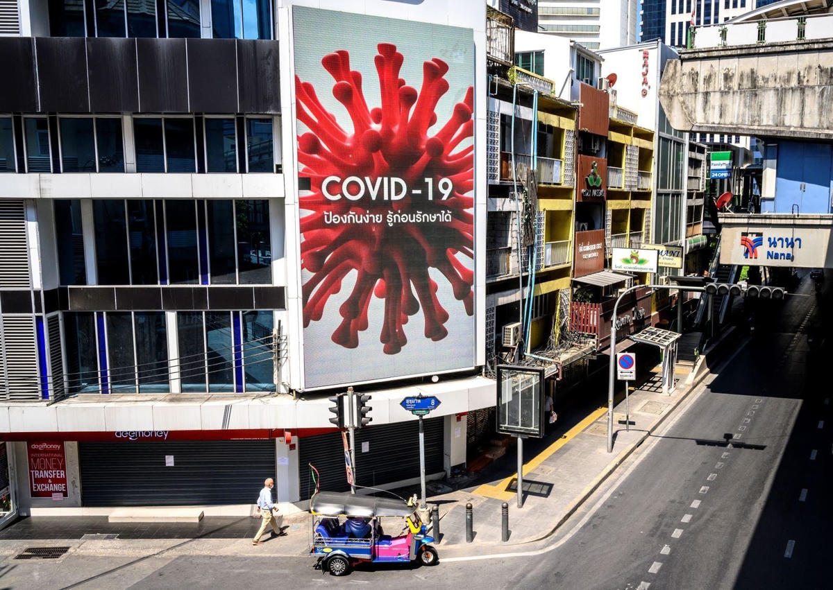 Pano tại Bangkok nhắc nhở mọi người về đại dịch Covid-19.