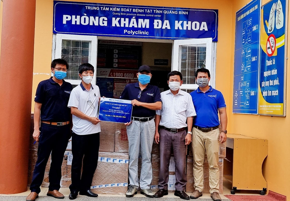 Công ty cổ phần Điện gió B&T trao tặng lô hàng 10.000 bộ kit xét nghiệm.