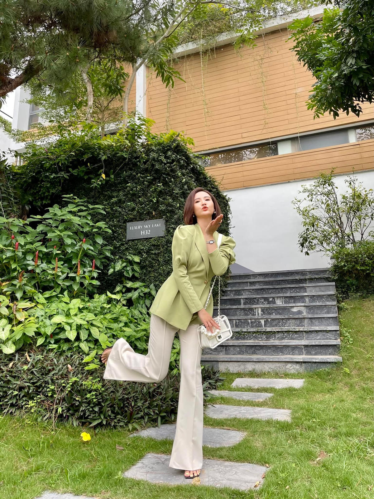 Trên phim, Minh Huyền thường xuyên biến hoá hình ảnh nhân vật qua các set đồ, cô ưu tiên chọn kết hợp áo sơ mi cùng với quần ống rộng khi đi làm ở môi trường công sở.