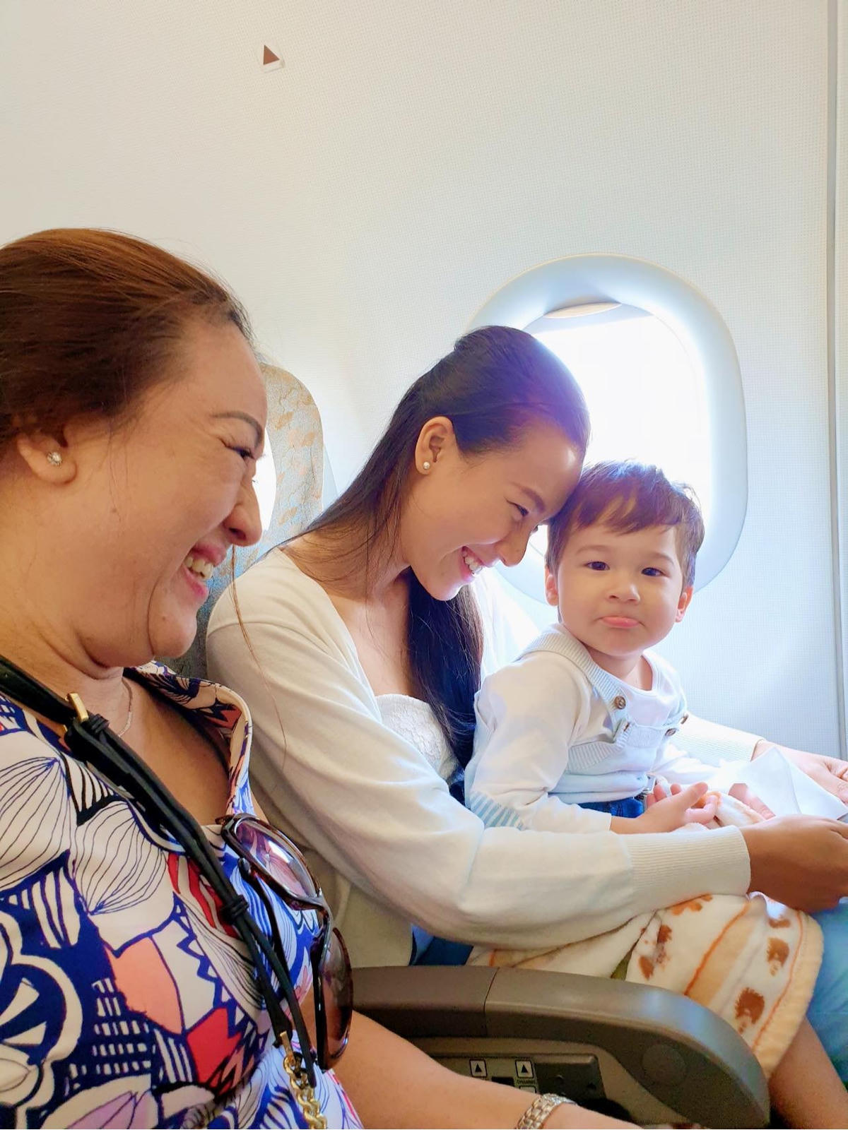 Hoàng Oanh chia sẻ hình ảnh cô đưa con trai từ Singapore về Việt Nam đón Tết với ông bà ngoại. “Mẹ con mình Tết này được ăn Tết cùng ông bà Ngoại và cả nhà rồi yeahhh”, Hoàng Oanh viết.