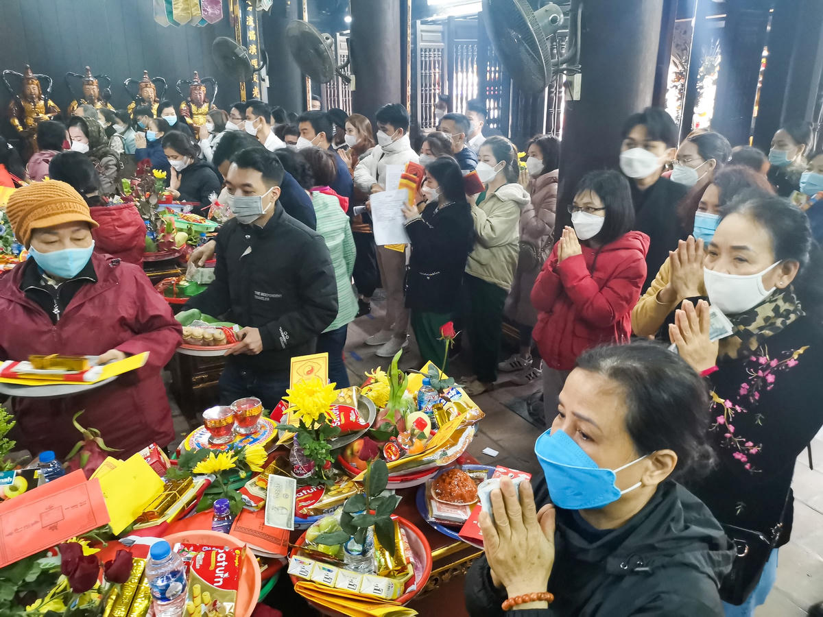 Người dân đi lễ tại chùa Hà (Hà Nội), ngày 15/2. Ảnh: Quang Vinh.