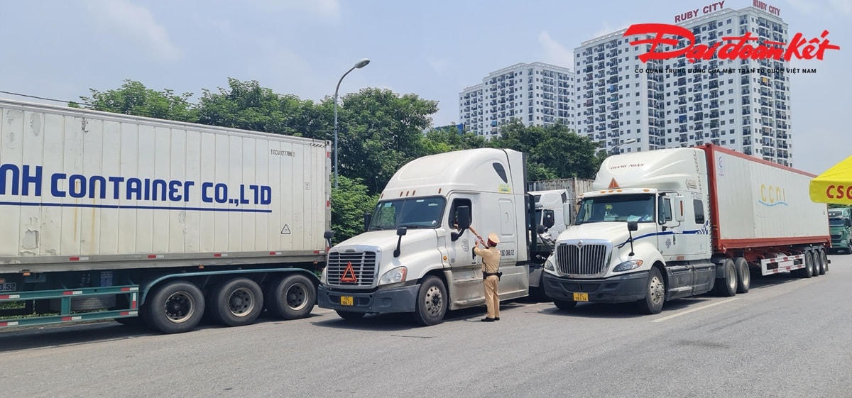 Không ít tài xế phải chờ 4-5 tiếng mới đến lượt kiểm tra. Trao đổi với PV, anh Nguyễn T. (32 tuổi, tài xế) cho biết: "Xe của tôi đã đỗ lại từ lúc 9h nhưng đến hiện tại vẫn chưa tới lượt kiểm tra, khai báo, trong khi đó đã sắp đến giờ hẹn giao hàng. Ùn tắc thế này khiến công việc của tôi cũng bị ảnh hưởng".